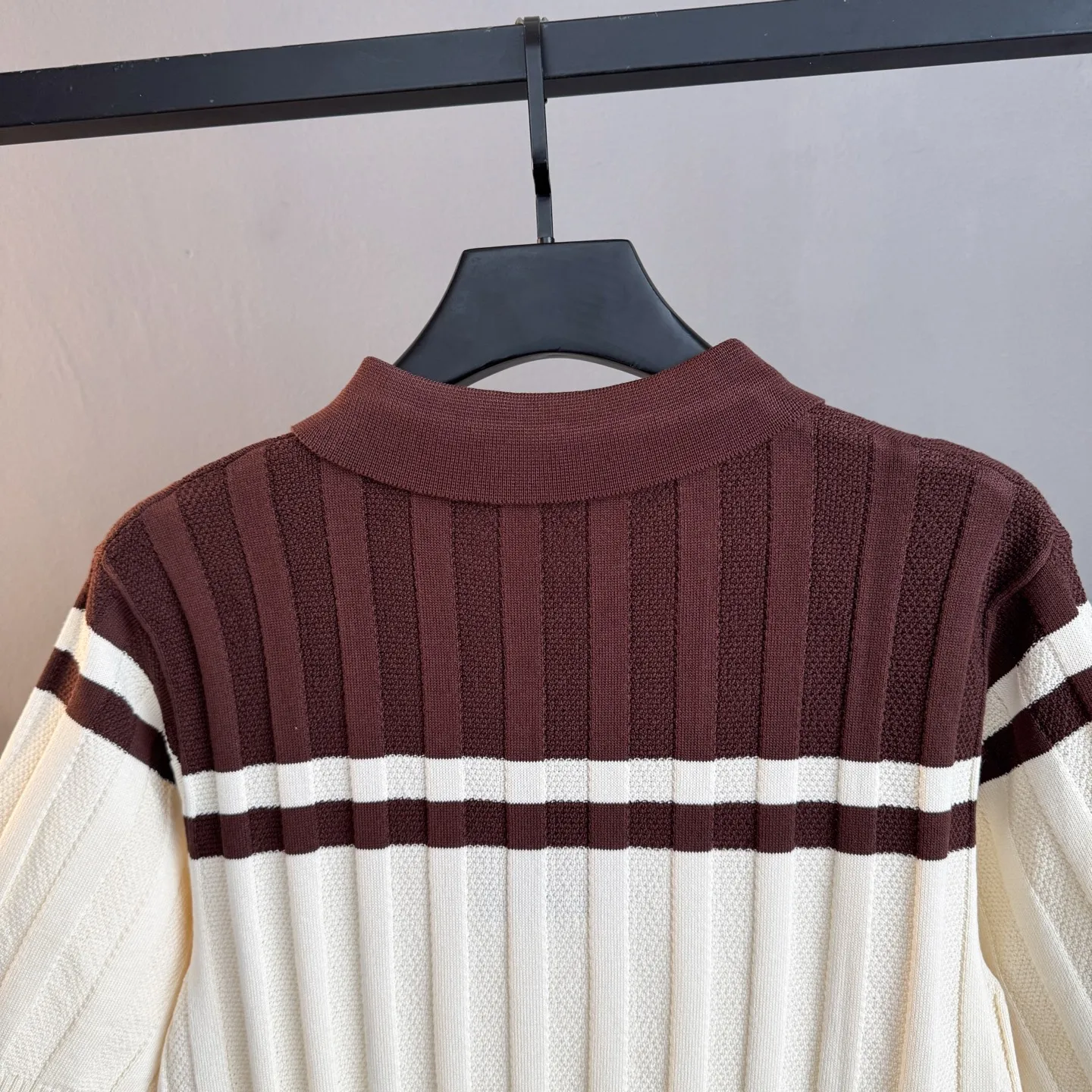 130🀄️ Loro Piana LP 2036 autumn knitted polo collar short sleeves are on sale at the same time. Customized and exclusive pure cotton fabric. Two colors form a striped shirt. Embroidered logo design on the chest. Simple and generous. Versatile. High grade. Perfectly integrated into fashion and style. A top fashionable style that is perfect for outer wear. The whole thing gives people a natural feeling. The ultimate classic Versatile short sleeves. Using the latest three-dimensional logo elements to highlight the concave and convex texture, the ultimate heavy work and the ultimate perfection